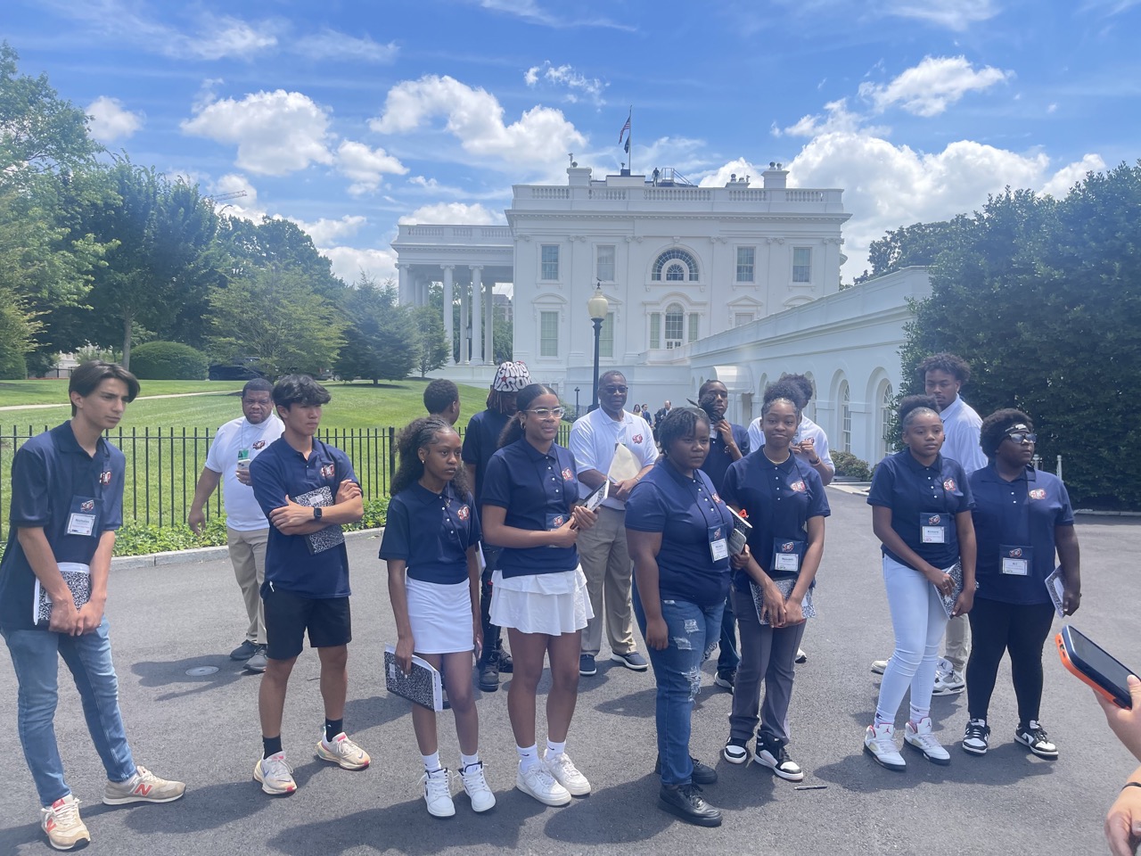 Children standing in front of the White House